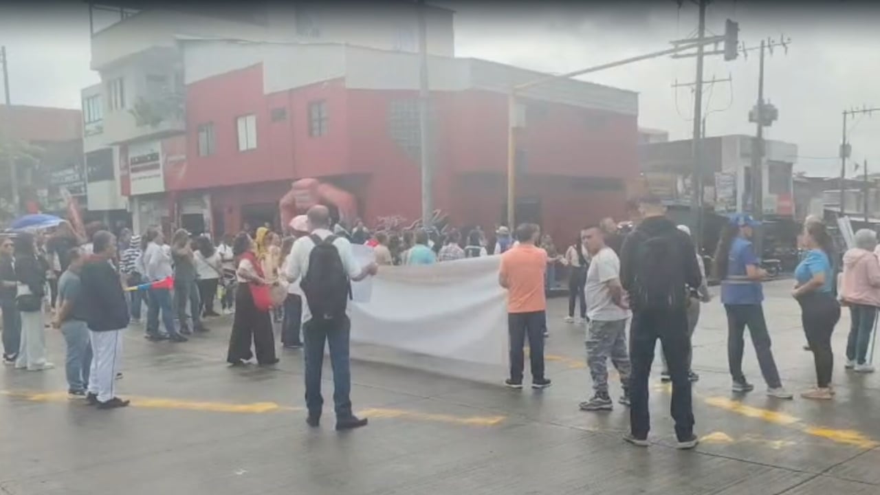 Estudiantes y familias protestan en Cali por presencia de habitantes de calle cerca de colegios.
