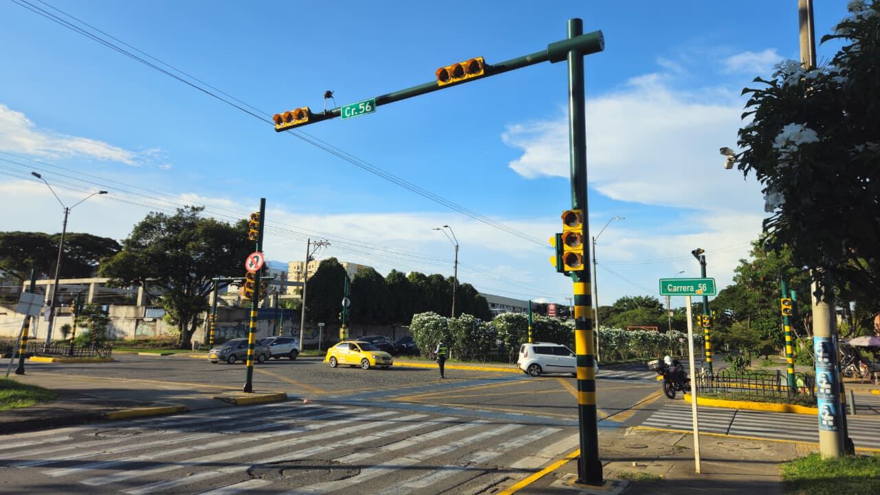 Vecinos y conductores piden a las autoridades reparar el semáforo para evitar más riñas y choques en la zona.