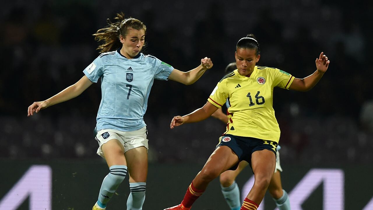 Lucia Corrales (izq.) contra Colombia en la final del Mundial Femenino Sub-20.