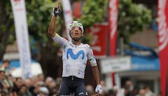 Nairo Quintana celebra su victoria en la etapa 2 de la Vuelta a Asturias 2026.