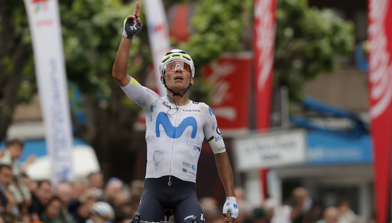 Nairo Quintana celebra su victoria en la etapa 2 de la Vuelta a Asturias 2026.