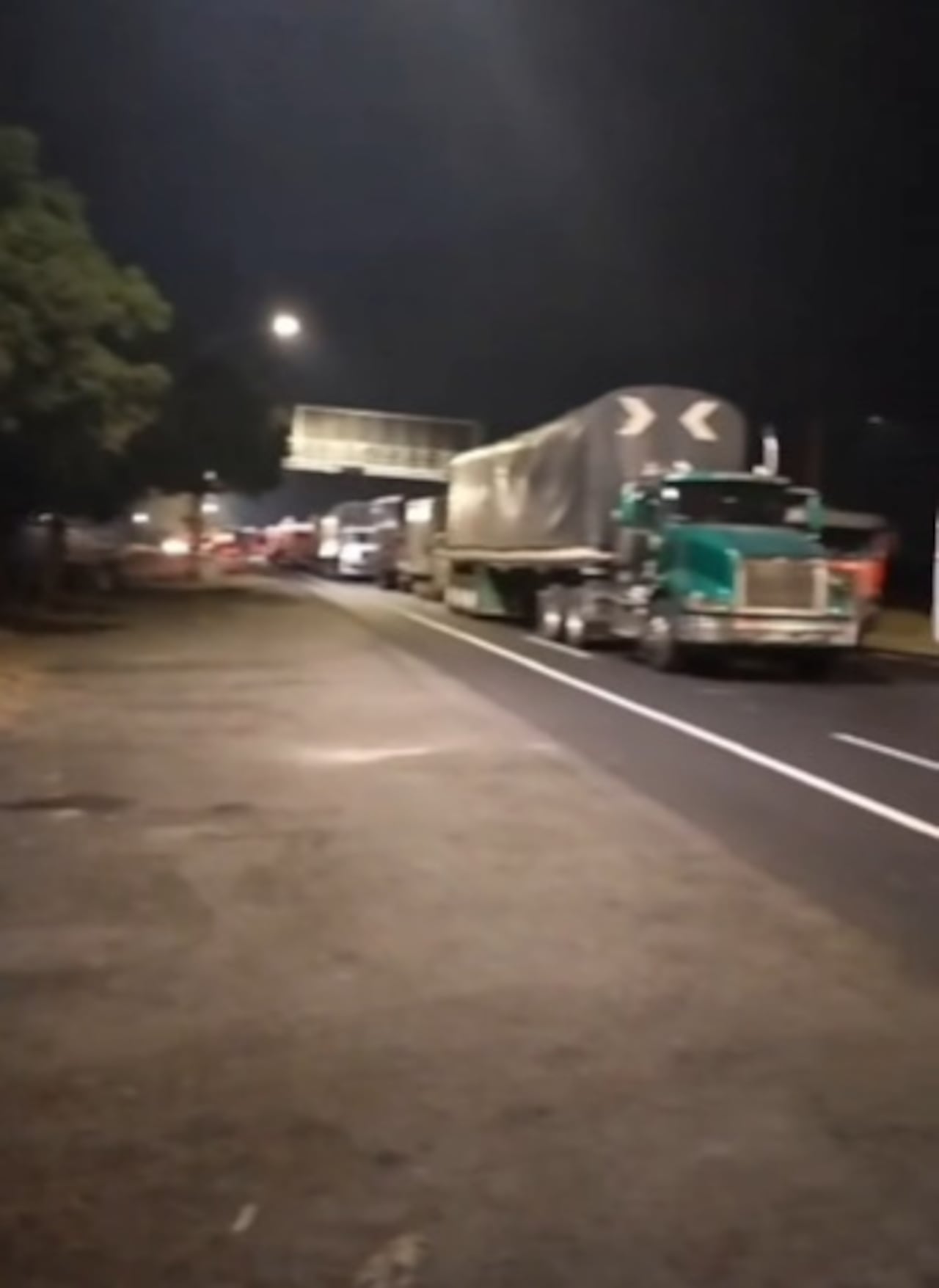 Unidades especializadas del Ejército inspeccionaron y neutralizaron un objeto sospechoso que obligó al cierre temporal de la vía Panamericana en Villa Rica. La emergencia no dejó personas lesionadas y el corredor vial ya opera con normalidad.