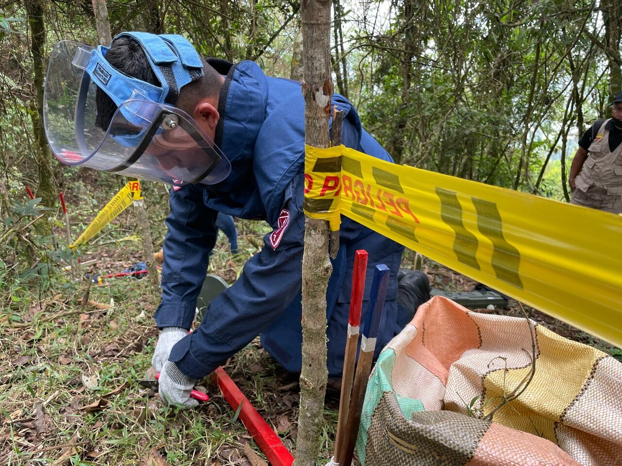 Militar realizando tareas de desminado humanitario.