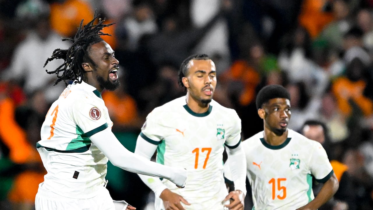El delantero marfileño Evann Guessand (#00), el defensa marfileño Guela Doue (#22) del Estrasburgo, y el delantero marfileño Amad Diallo (#15), durante el partido del Grupo F de la Copa Africana de Naciones (CAN) entre Gabón y Costa de Marfil en el Gran Estadio de Marrakech el 31 de diciembre de 2025. (Foto: Khaled DESOUKI / AFP)