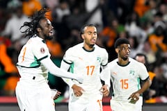 El delantero marfileño Evann Guessand (#00), el defensa marfileño Guela Doue (#22) del Estrasburgo, y el delantero marfileño Amad Diallo (#15), durante el partido del Grupo F de la Copa Africana de Naciones (CAN) entre Gabón y Costa de Marfil en el Gran Estadio de Marrakech el 31 de diciembre de 2025. (Foto: Khaled DESOUKI / AFP)