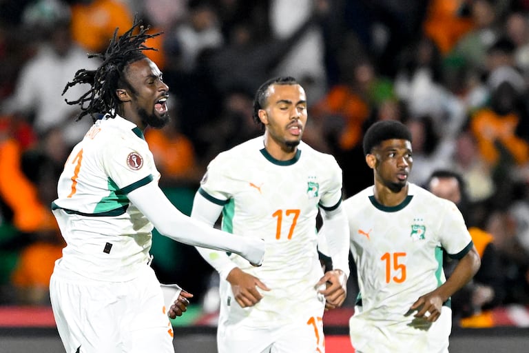 El delantero marfileño Evann Guessand (#00), el defensa marfileño Guela Doue (#22) del Estrasburgo, y el delantero marfileño Amad Diallo (#15), durante el partido del Grupo F de la Copa Africana de Naciones (CAN) entre Gabón y Costa de Marfil en el Gran Estadio de Marrakech el 31 de diciembre de 2025. (Foto: Khaled DESOUKI / AFP)