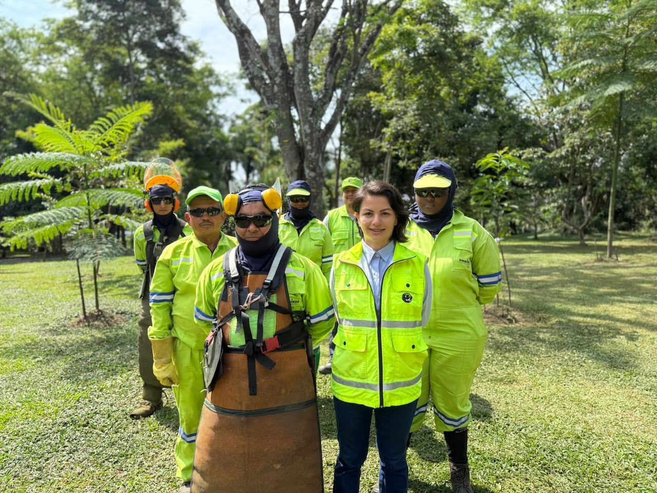 Equipo de poda y mantenimiento de zonas verdes de Promo Cali-Valle, junto al componente técnico y social, durante una jornada que refleja el trabajo articulado para el cuidado del arbolado urbano y los espacios naturales de Cali.