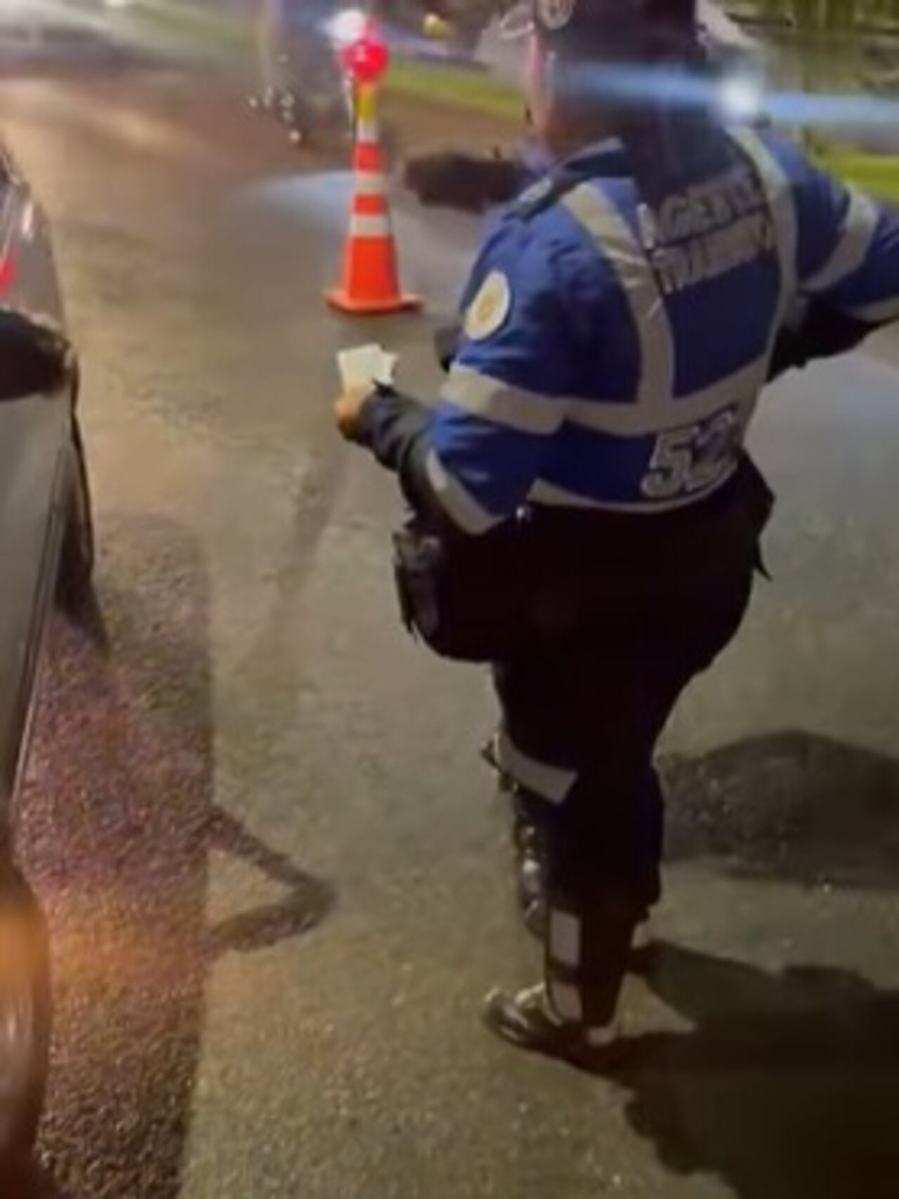 Los payaneses ahora catalogan a esta agente de tránsito como una heroína por no dejarse sobornar.