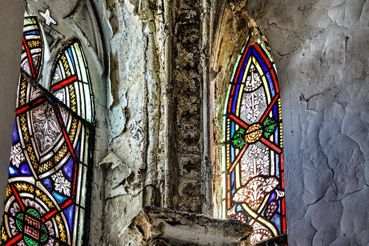 La emblemática iglesia La Ermita en Cali, Colombia, fue blanco de un acto de vandalismo el 6 de mayo de 2026. Un hombre ingresó violentamente, destruyendo varias imágenes religiosas y causando daños materiales, lo que la Arquidiócesis calificó como una "dolorosa profanación". Pero además la iglesia presenta un deterioro muy grave que se ha ido acrecentando a través de los años y requiere acciones urgentes. Foto: Jorge Orozco.