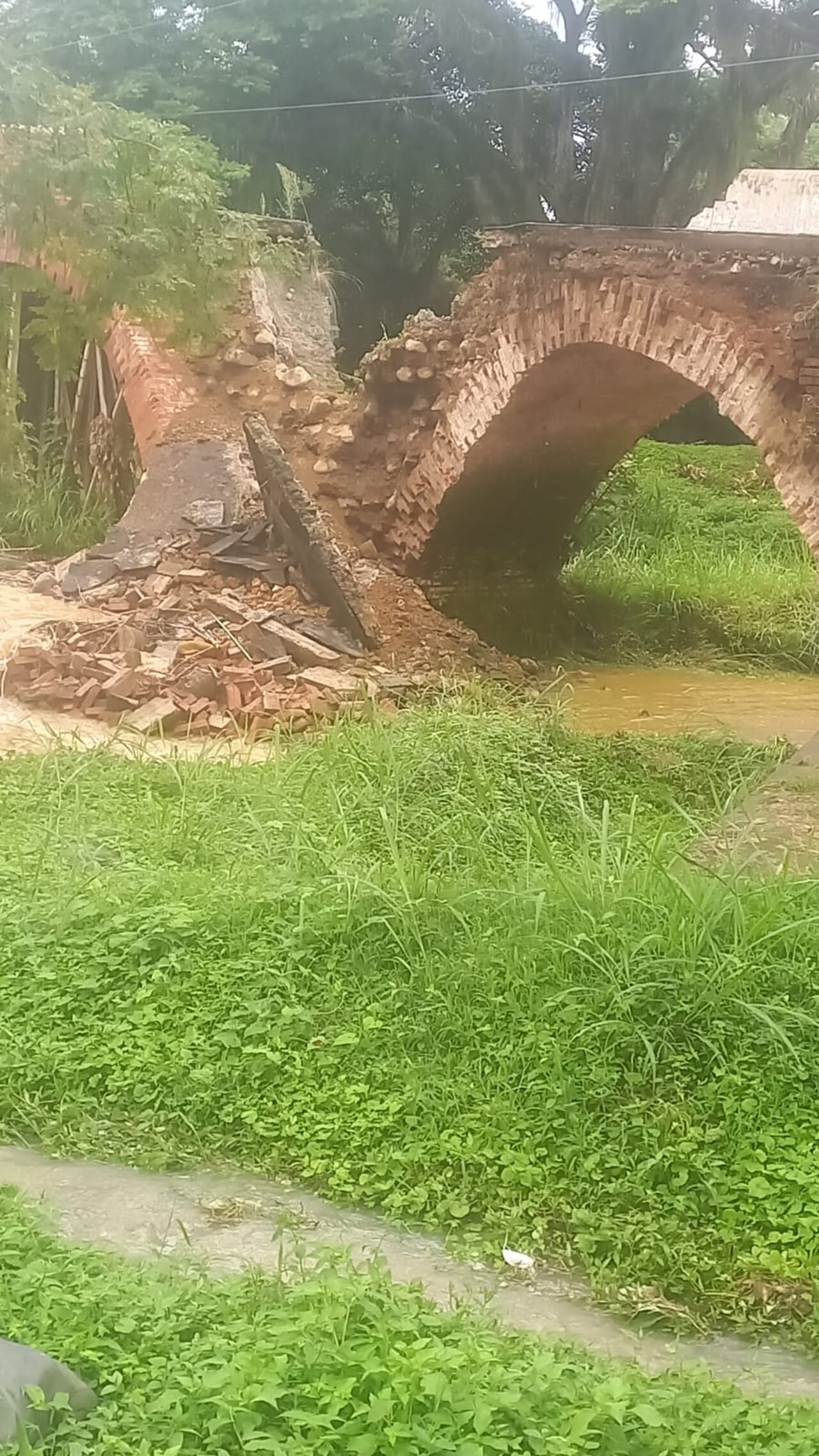 El colapso del puente fue atribuido al deterioro progresivo de la infraestructura, exacerbado por la falta de mantenimiento preventivo. Pese a las constantes denuncias y alertas de la comunidad durante años.