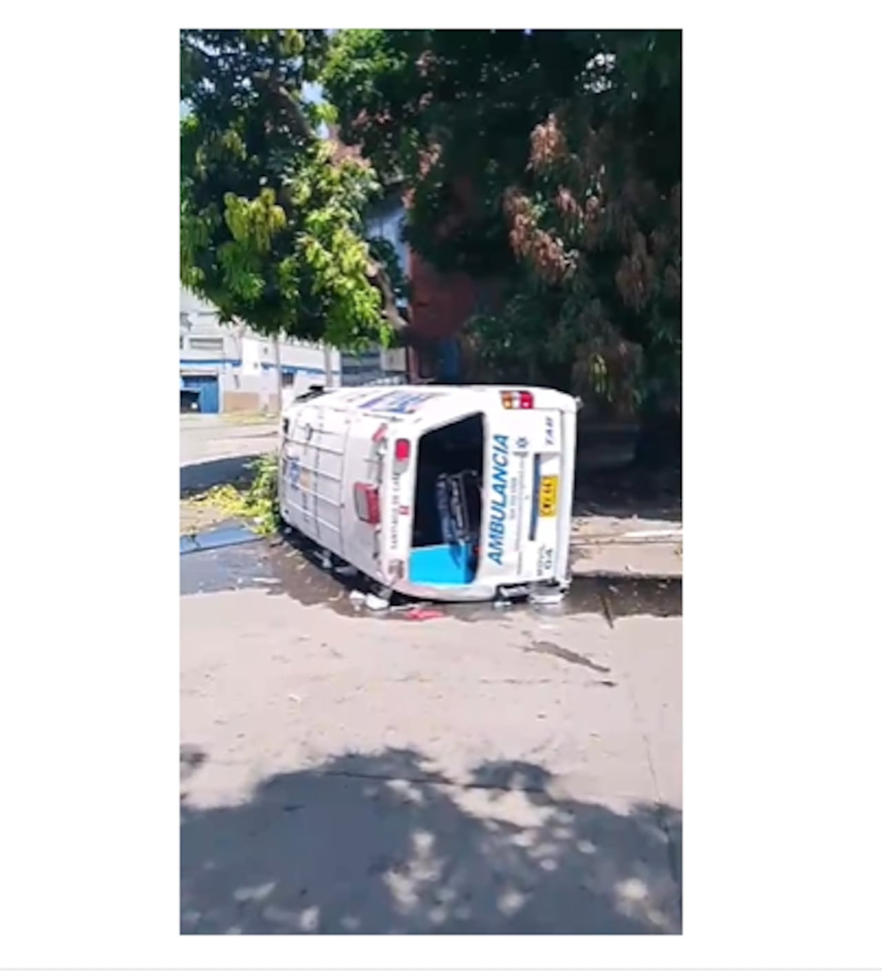 Tripulantes de una ambulancia sufrieron aparatoso accidente en Cali.