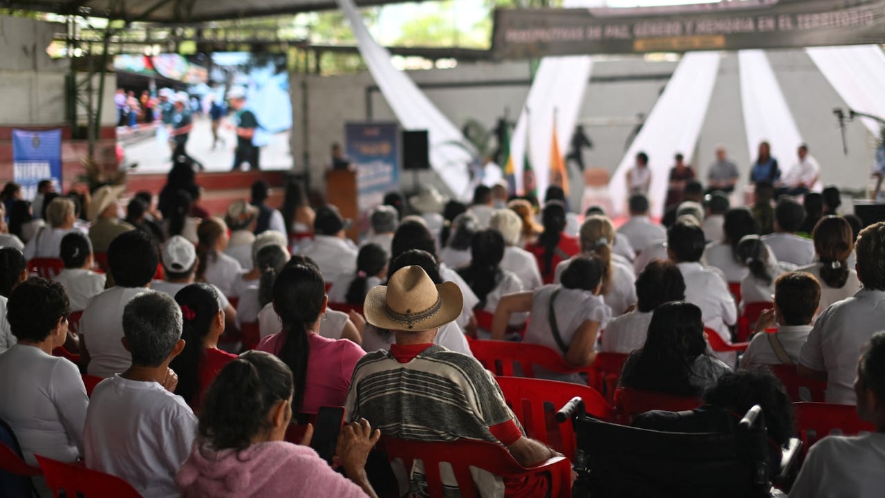 Personas asisten a la firma del "Pacto por la Vida y el Fin del Conflicto en Algeciras" en la Villa Olímpica Luis María Bautista en Algeciras, departamento de Huila, Colombia, el 7 de mayo de 2026. Colombia se dirige a unas elecciones presidenciales dividida sobre cómo enfrentar un conflicto armado que resurge, y quienes apoyaron la paz están en la línea de fuego. (Foto de Pablo VERA / AFP)