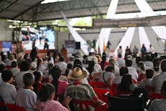 Personas asisten a la firma del "Pacto por la Vida y el Fin del Conflicto en Algeciras" en la Villa Olímpica Luis María Bautista en Algeciras, departamento de Huila, Colombia, el 7 de mayo de 2026. Colombia se dirige a unas elecciones presidenciales dividida sobre cómo enfrentar un conflicto armado que resurge, y quienes apoyaron la paz están en la línea de fuego. (Foto de Pablo VERA / AFP)