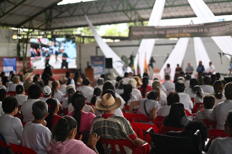 Personas asisten a la firma del "Pacto por la Vida y el Fin del Conflicto en Algeciras" en la Villa Olímpica Luis María Bautista en Algeciras, departamento de Huila, Colombia, el 7 de mayo de 2026. Colombia se dirige a unas elecciones presidenciales dividida sobre cómo enfrentar un conflicto armado que resurge, y quienes apoyaron la paz están en la línea de fuego. (Foto de Pablo VERA / AFP)