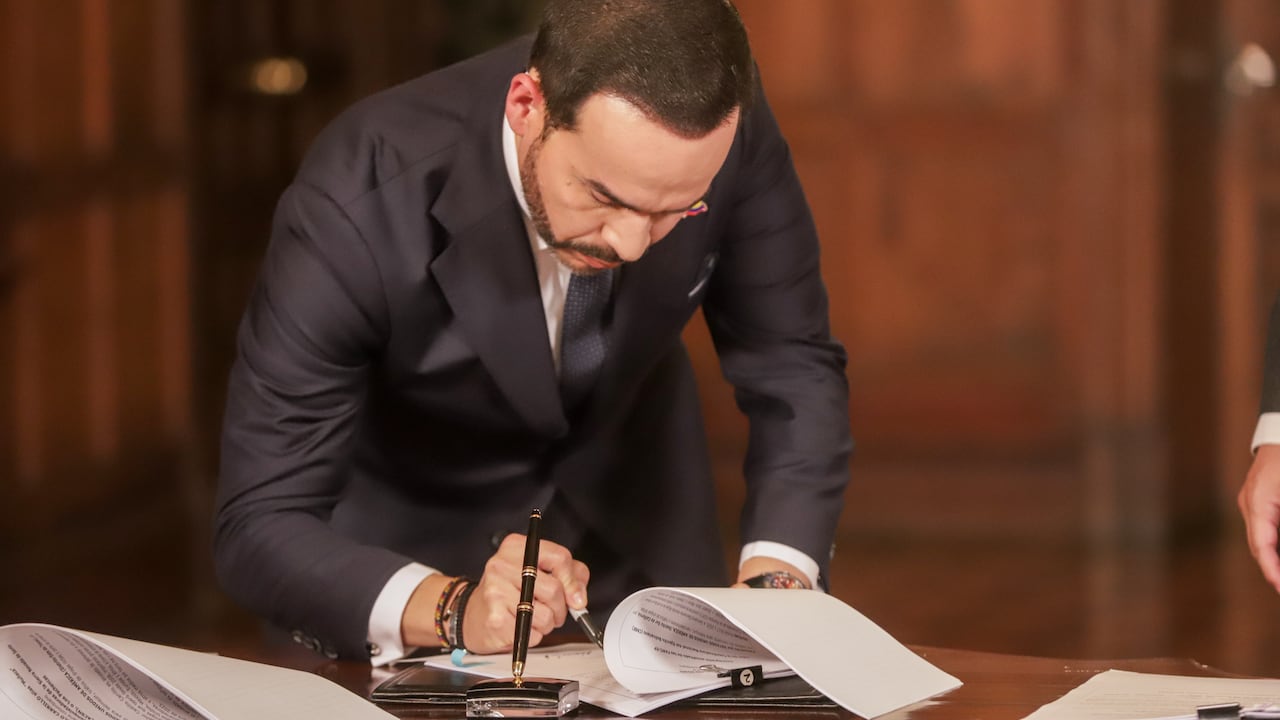 El presidente Abelardo de la Espriella firmó la extradición de cinco delincuentes.