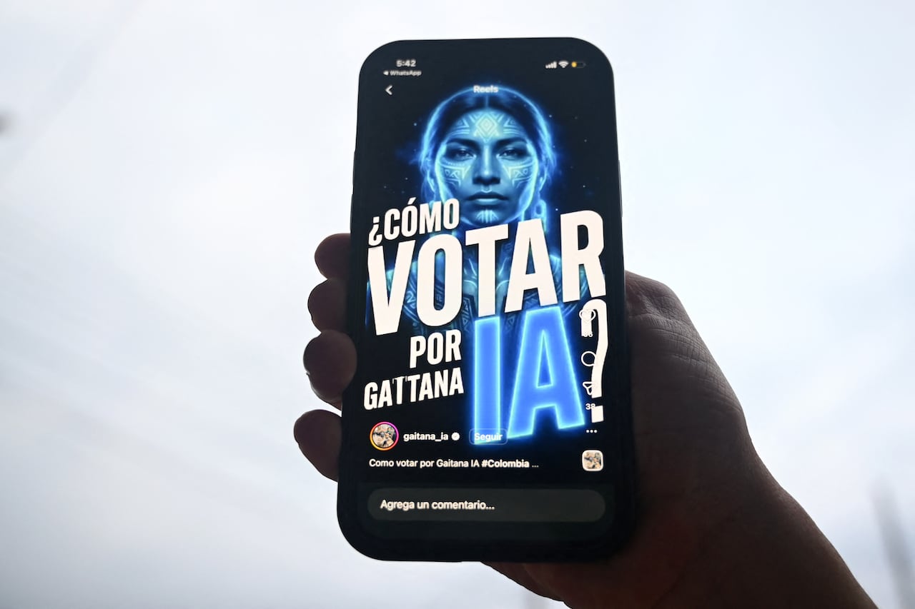 Un teléfono celular muestra a "Gaitana", una inteligencia artificial representada en redes sociales como una mujer de piel azul y un taparrabos de plumas, que se presentará como candidata a las elecciones legislativas de Colombia.
