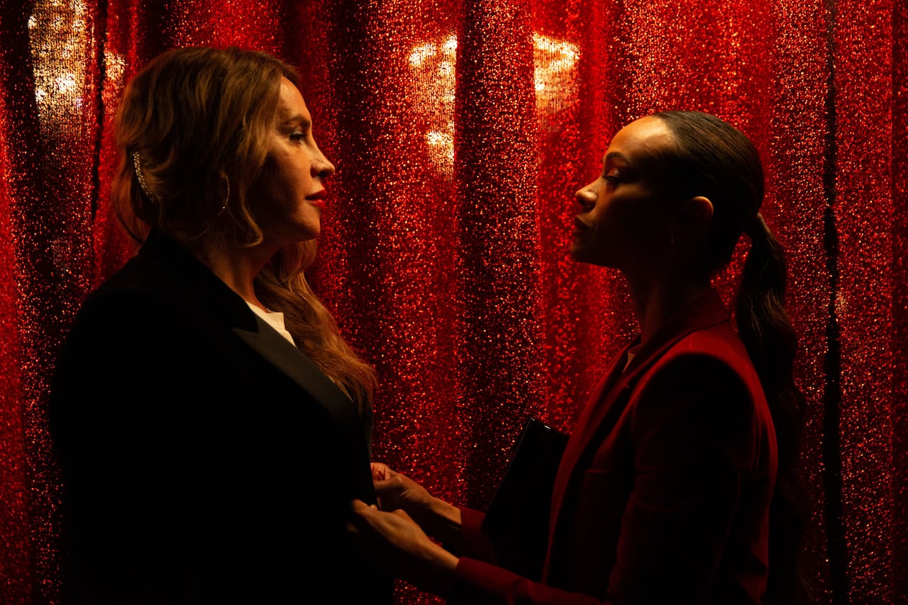 La actuación de Karla Sofía Gascón ha sido especialmente elogiada, obteniendo una nominación a Mejor Actriz en los Globos de Oro, Zoe Saldaña y Selena Gómez compiten en la categoría de Mejor Actriz de Reparto.