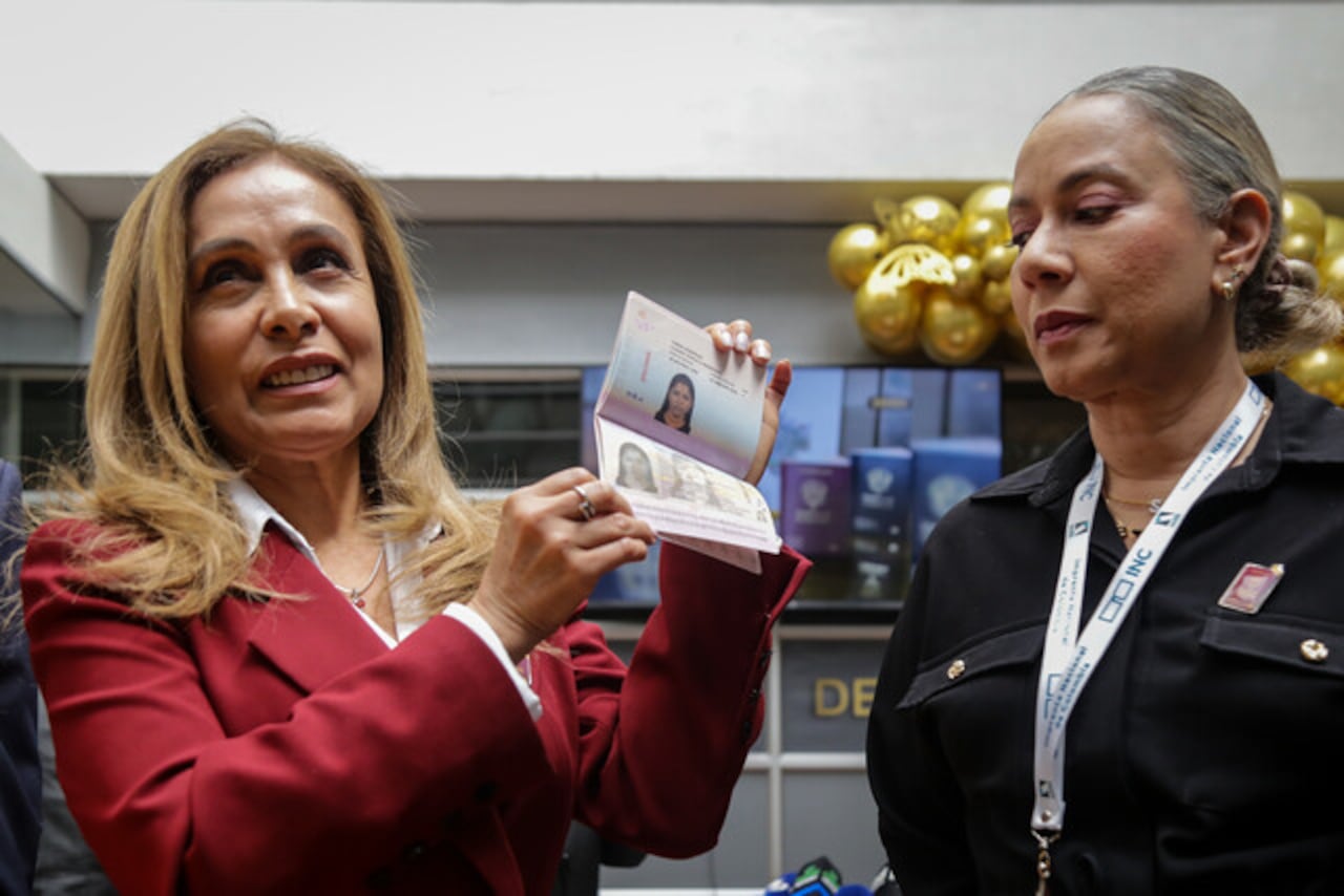 La gerente general de la Imprenta Nacional, Viviana León, junto a la secretaria General de la Cancillería, Elvira Sanabria presentaron el nuevo modelo de pasaportes con diseños renovados, mayor seguridad, lectura mecánica y microchip. Los documentos incorporan elementos de la cultura del país.(Colprensa - Catalina Olaya)