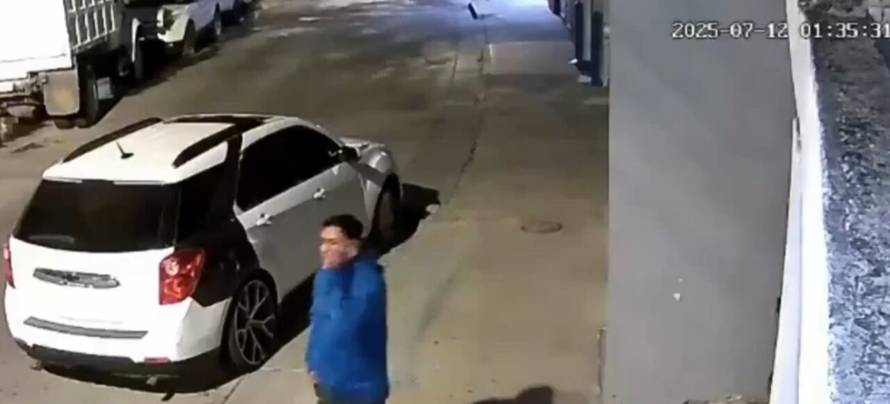 En la grabación se observa cómo el agresor está hablando por teléfono junto a una camioneta blanca. Momentos después se aleja.