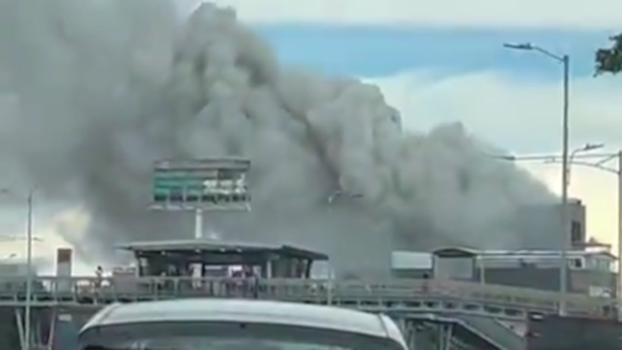 Imagen del incendio que se presentó este viernes 20 de febrero de 2026 en la ciudad de Bogotá.