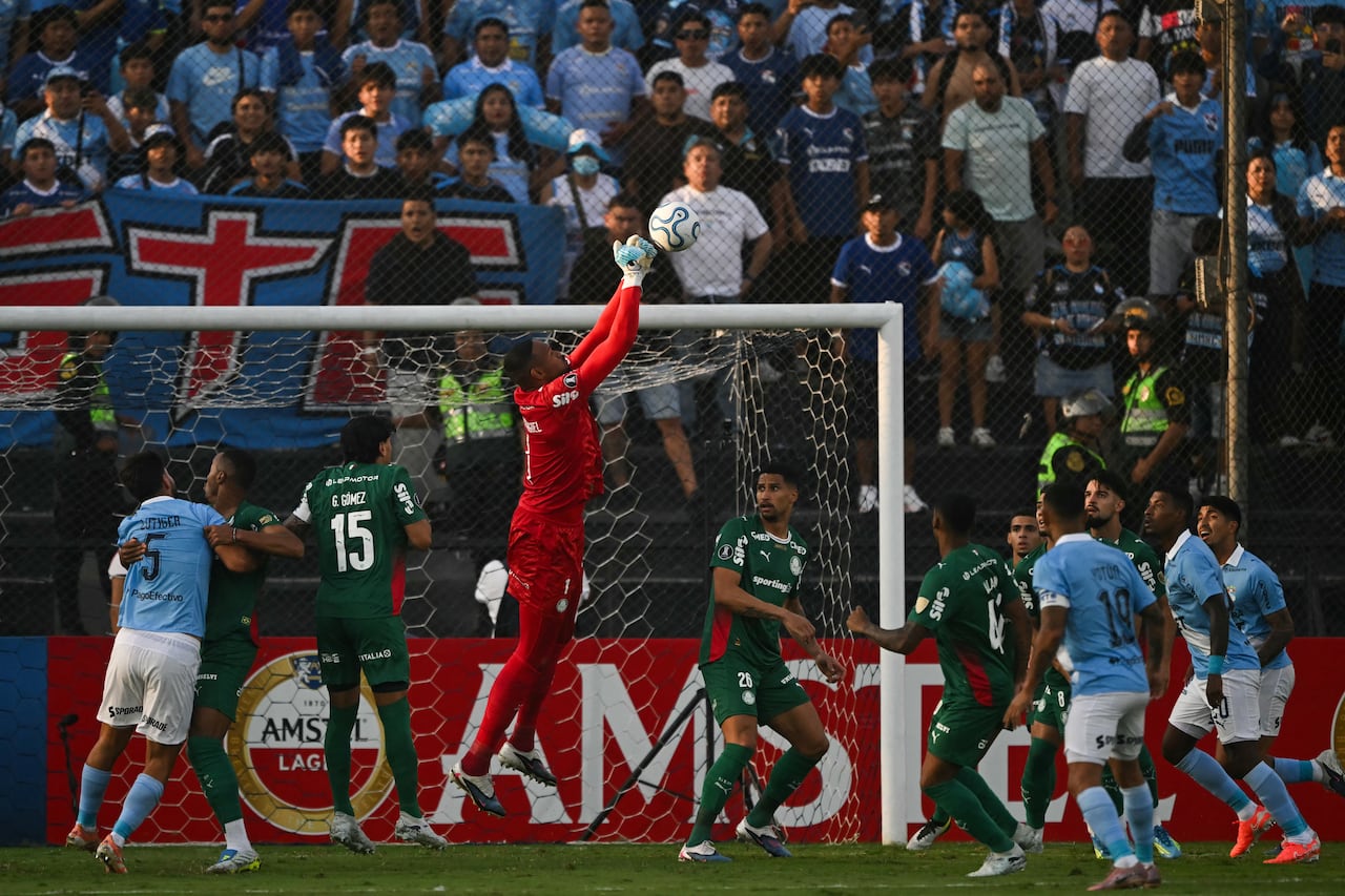El portero número 1 del Palmeiras, Carlos Miguel, salta para despejar un balón durante el partido de la fase de grupos de la Copa Libertadores entre el Sporting Cristal de Perú y el Palmeiras de Brasil en el estadio Nacional de Lima el 5 de mayo de 2026. (Foto de ERNESTO BENAVIDES / AFP)