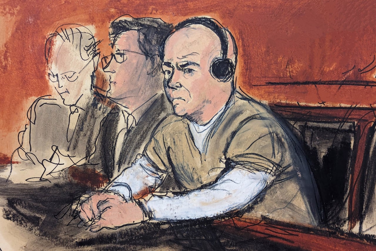 En este boceto de la sala del tribunal, el general retirado de tres estrellas del ejército venezolano Clíver Antonio Alcalá Cordones, derecha, comparece ante el Tribunal Federal de Nueva York, el jueves 18 de enero de 2024.