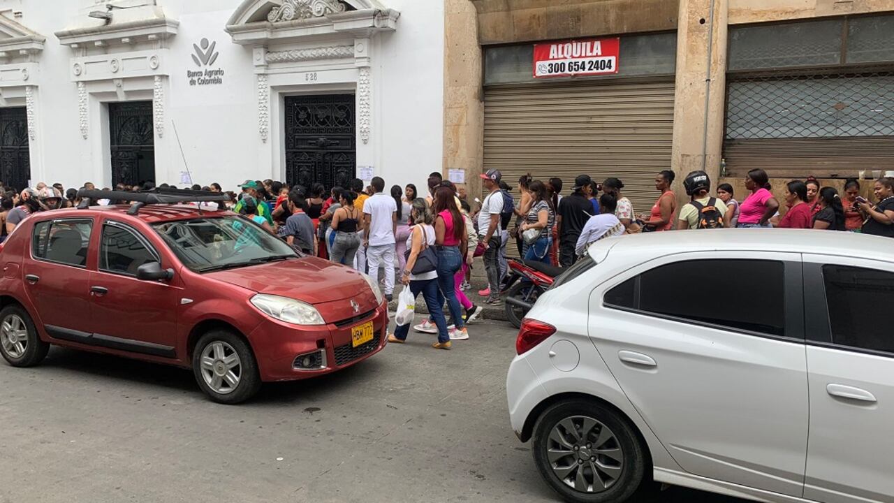 Larga fila en el Banco Agrario para reclamar el subsidio.