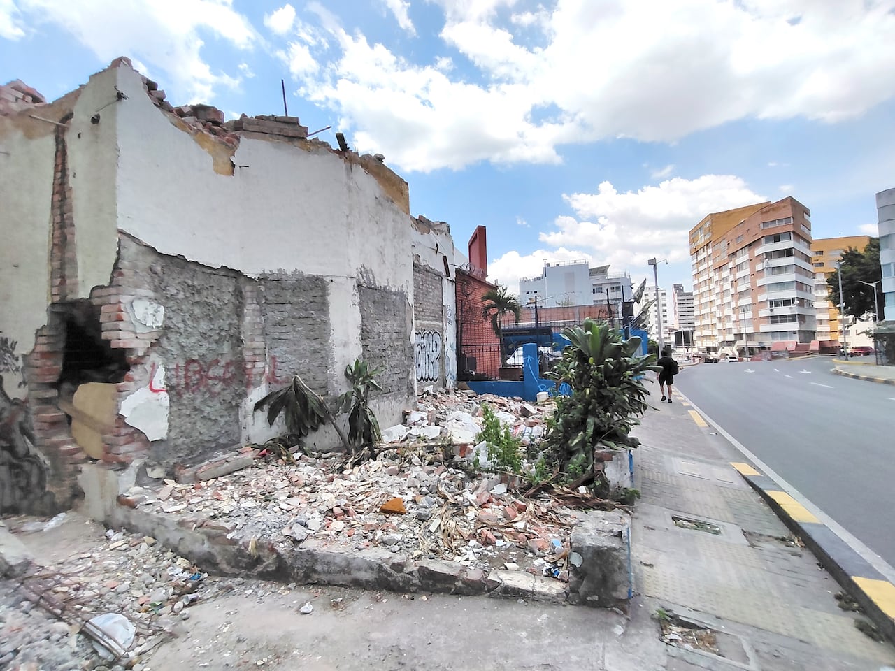 La situación de las casas abandonadas que generan plagas de ratas e invasión de habitantes de calle es un problema de salud pública y seguridad recurrente en sectores del oeste de Cali. Residentes del oeste de Cali, sector de Normandia, presentan este problema con una vivienda abandonada y que se desplomó parcielmente por el terremoto, lo que afecta a la comunidad y al turismo. Piden intervención de la alcaldía.
