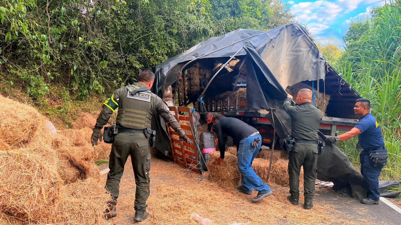 Momento en el que la Policía del Valle realiza la inspección del camión volcado y que traería productos ilícitos.