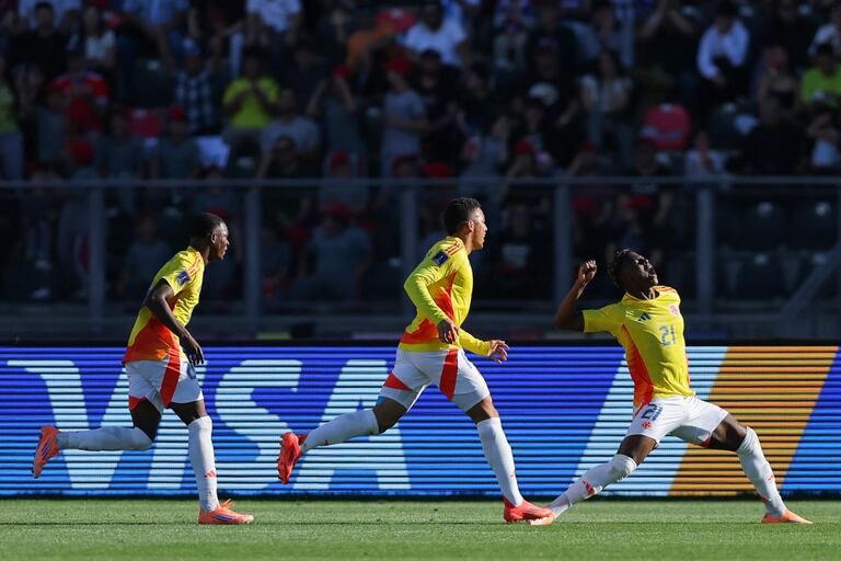 Neiser Villarreal anotando el segundo gol para Colombia.