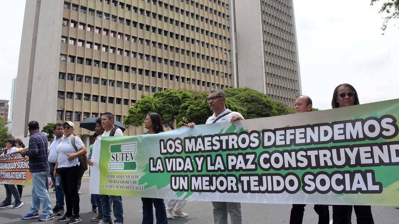 los Profesores del Valle Realizan un plantón exigiéndole al gobierno nacional el pago de sus primas extralegales y anuncian que si no hay acuerdo se irán a paro definitivo.