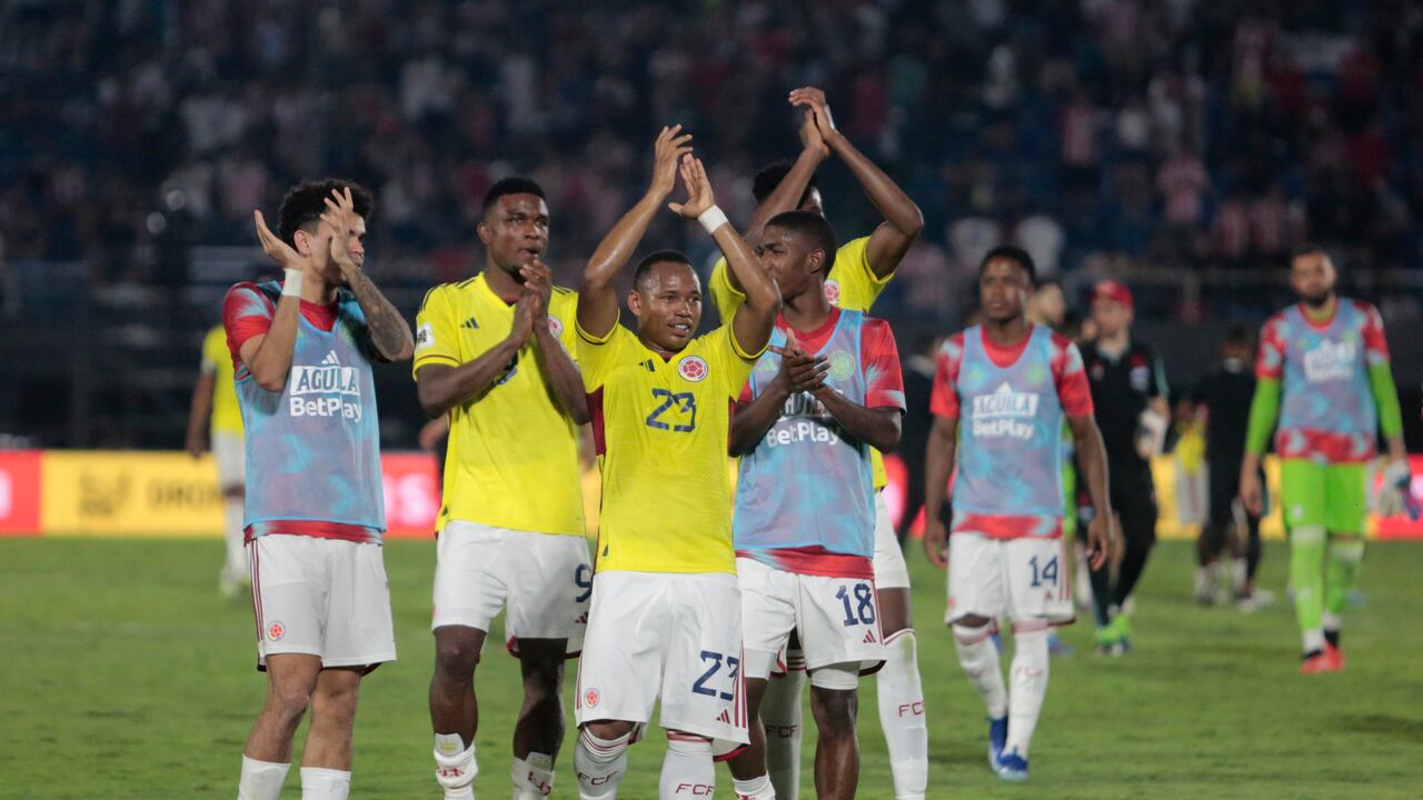 ASUNCION, PARAGUAY - NOVEMBER 21: Jaminton Campaz of Colombia and teammates greet fans after a FIFA World Cup 2026 Qualifier match between Paraguay and Colombia at Estadio Defensores del Chaco on November 21, 2023 in Asuncion, Paraguay. (Photo by Christian Alvarenga/Getty Images)