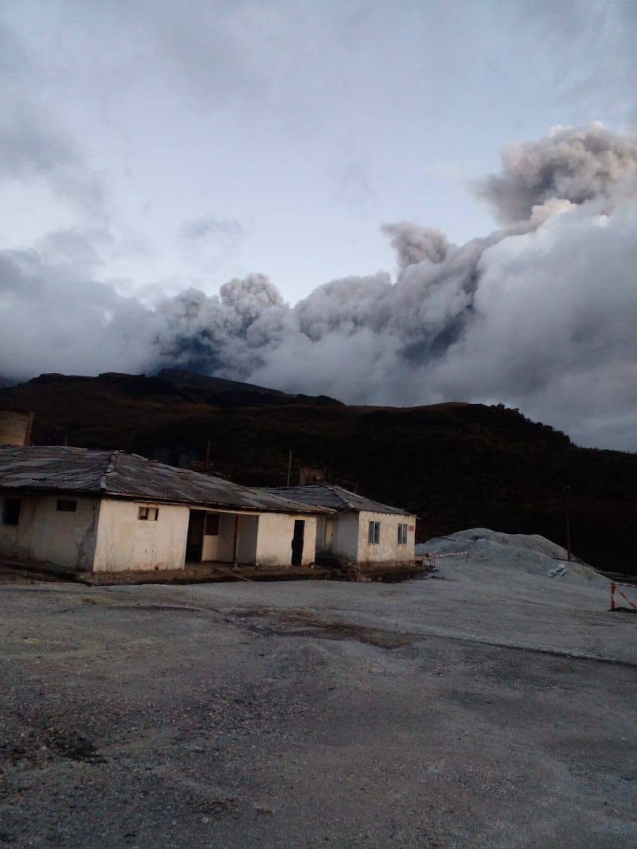 Estas fotografías fueron captadas desde la histórica mina de azufre, donde se aprecia con claridad la fuerza de la emisión y la gran cantidad de ceniza expulsada por el volcán. Las imágenes reflejan la intensidad del fenómeno y la magnitud de la nube volcánica