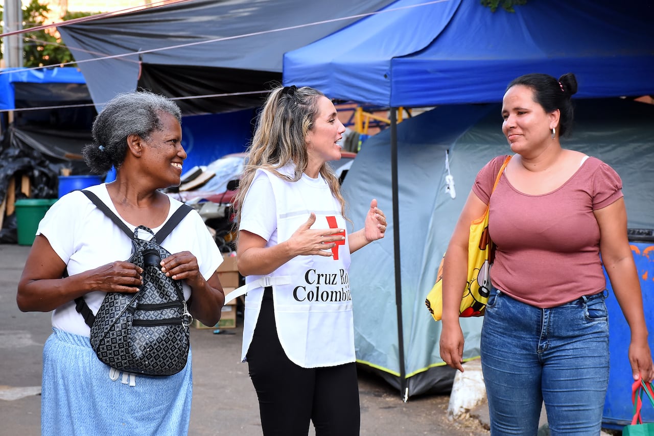 Ayuda Psicosocial de voluntarios de la Cruz Roja y la fundación Dra Florecita a damnificados de Altos de Santa Elena.