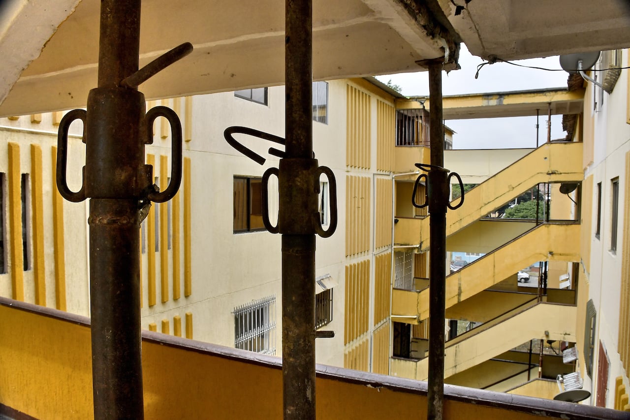 continua la Incertidumbre sobre lo que pueda suceder es el sentimiento general de los propietarios de apartamentos en las unidades residenciales del barrio Chiminangos, al norte de la ciudad. Fotos Raúl Palacios / El País.