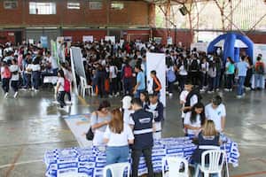 Los colombianos seleccionados por el Fondo recibirán el valor semestral de la matrícula con un tope máximo equivalente a 11 salarios mínimos por semestre y una cuota de sostenimiento semestral de 1,5 salarios mínimos.