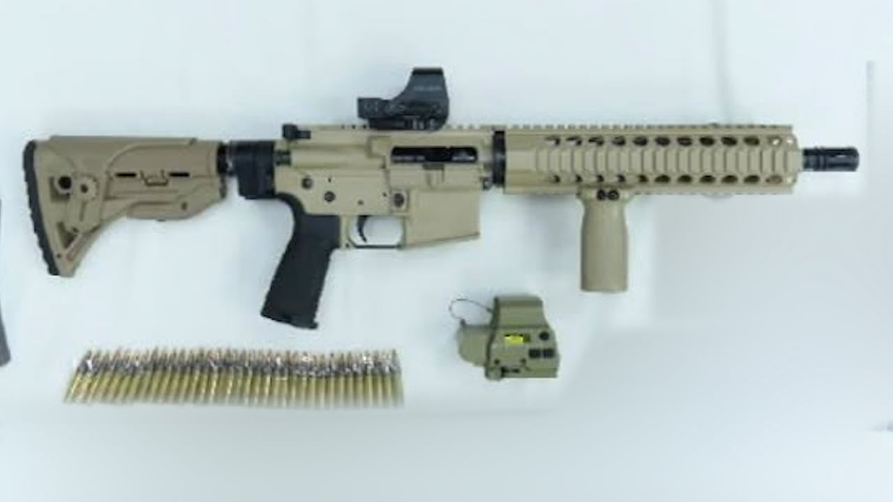 Entre el material bélico decomisado en Pance se encuentra un fusil Colt calibre 5.56 de fabricación estadounidense y dos pistolas Glock 9 milímetros.
