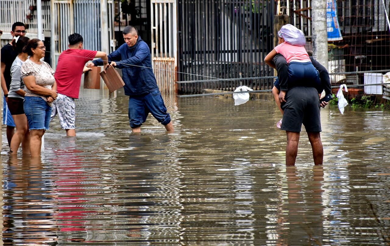 Inundaciones en el oriente de Cali tras lluvias en la madrugada de este martes. fotos Raúl Palacios