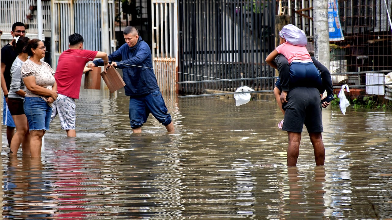 Inundaciones en el oriente de Cali tras lluvias en la madrugada de este martes. fotos Raúl Palacios