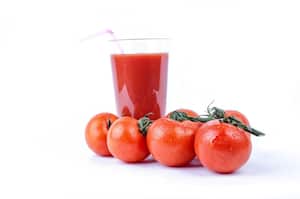 El jugo de tomate es rico en vitaminas y minerales, como la vitamina C, vitamina A, potasio y antioxidantes.