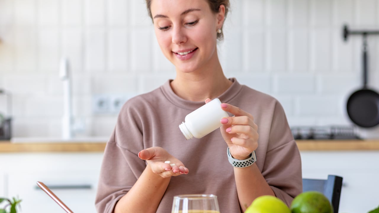 La falta de vitaminas es una de las causas comunes de cansancio.