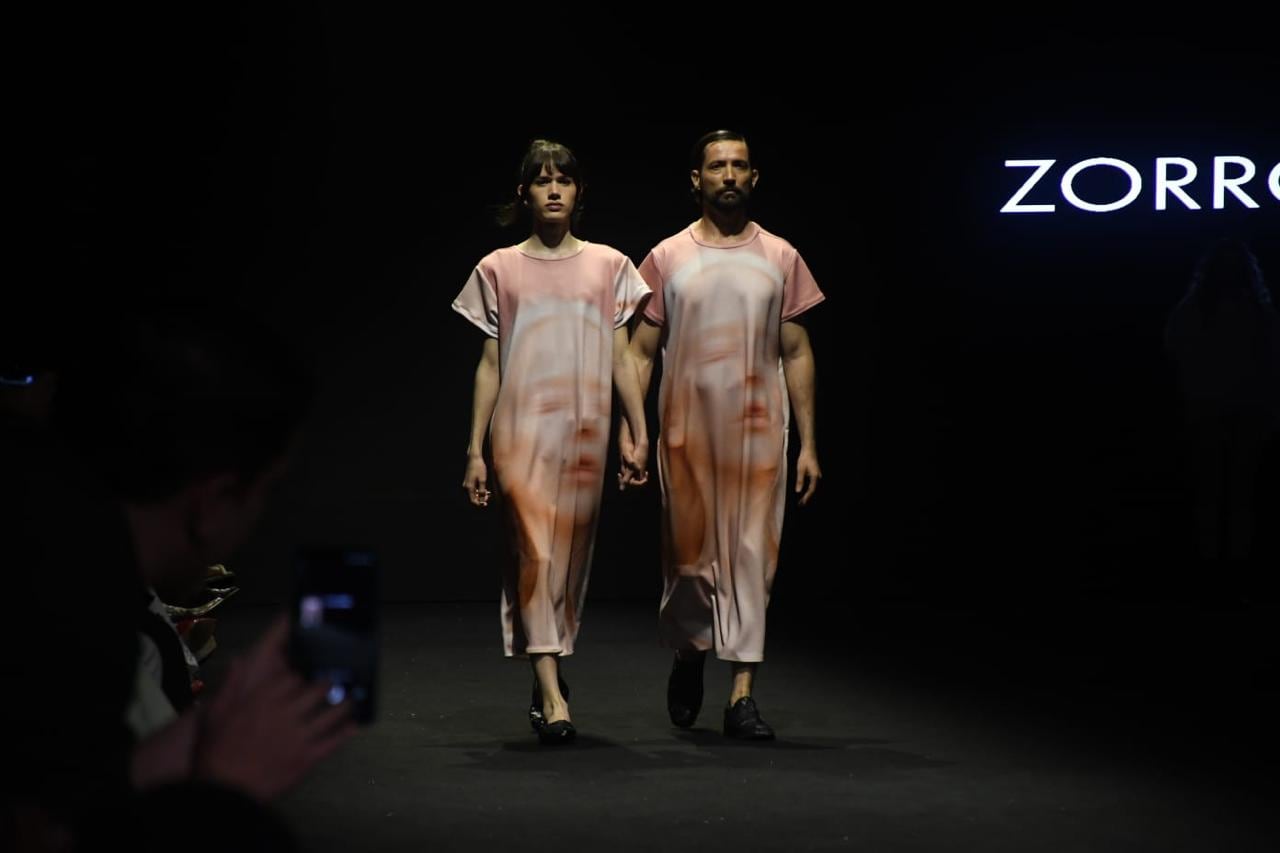 La diseñadora caleña Liza Ardila presentó en Cali Distrito Moda su marca Zorro Gris, una propuesta contemporánea de prendas cómodas, cortes limpios y siluetas neutras que rompe con los estereotipos tradicionales de género, formas y tallas