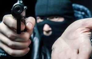 Los guardas de la empresa de valores reaccionaron con sus armas de dotación, derivando en una balacera que dejó a uno de los guardas gravemente herido, quien después murió.