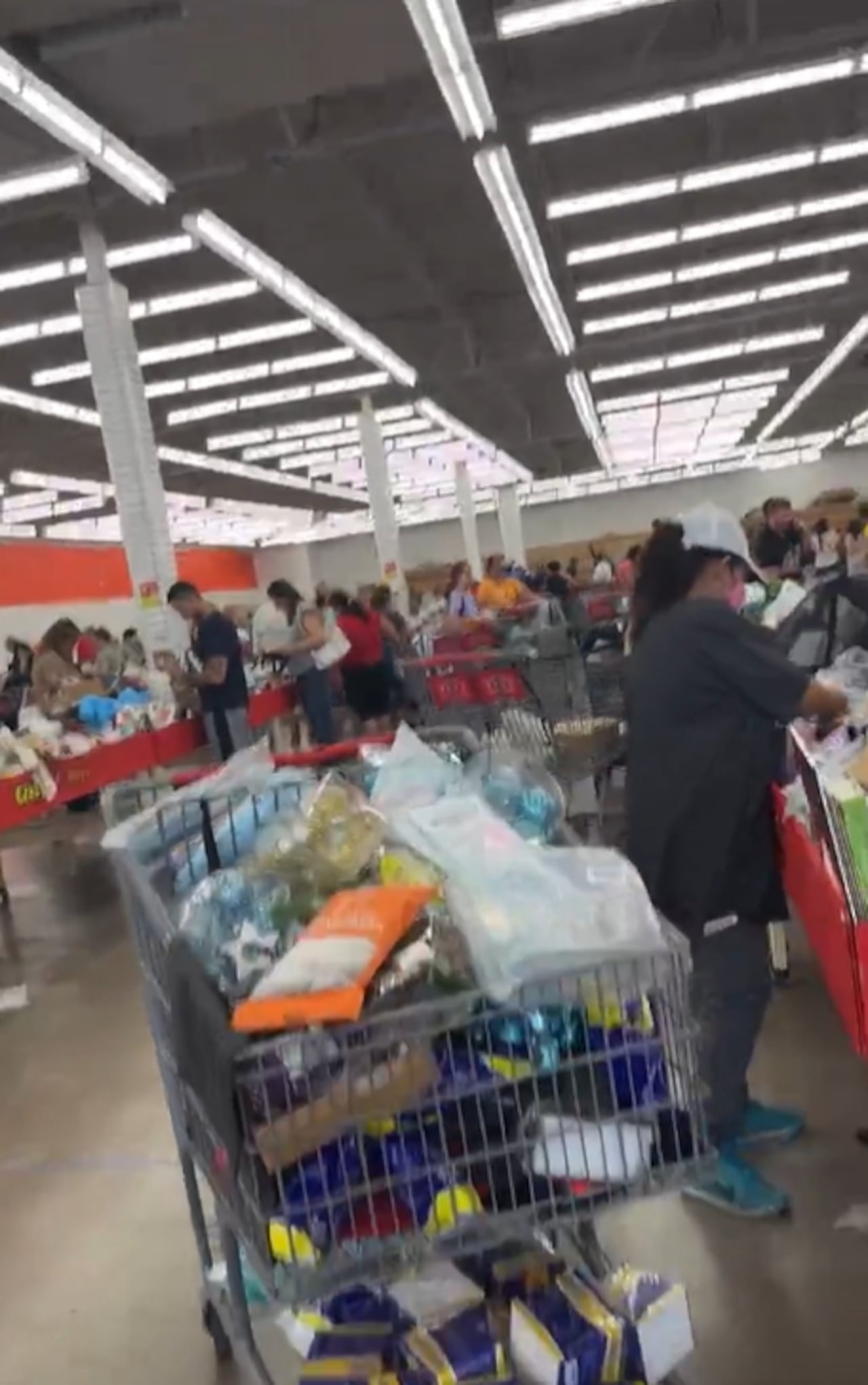 Las personas apenas ingresan, llegan sus carros y bolsas con lo primero que encuentran.