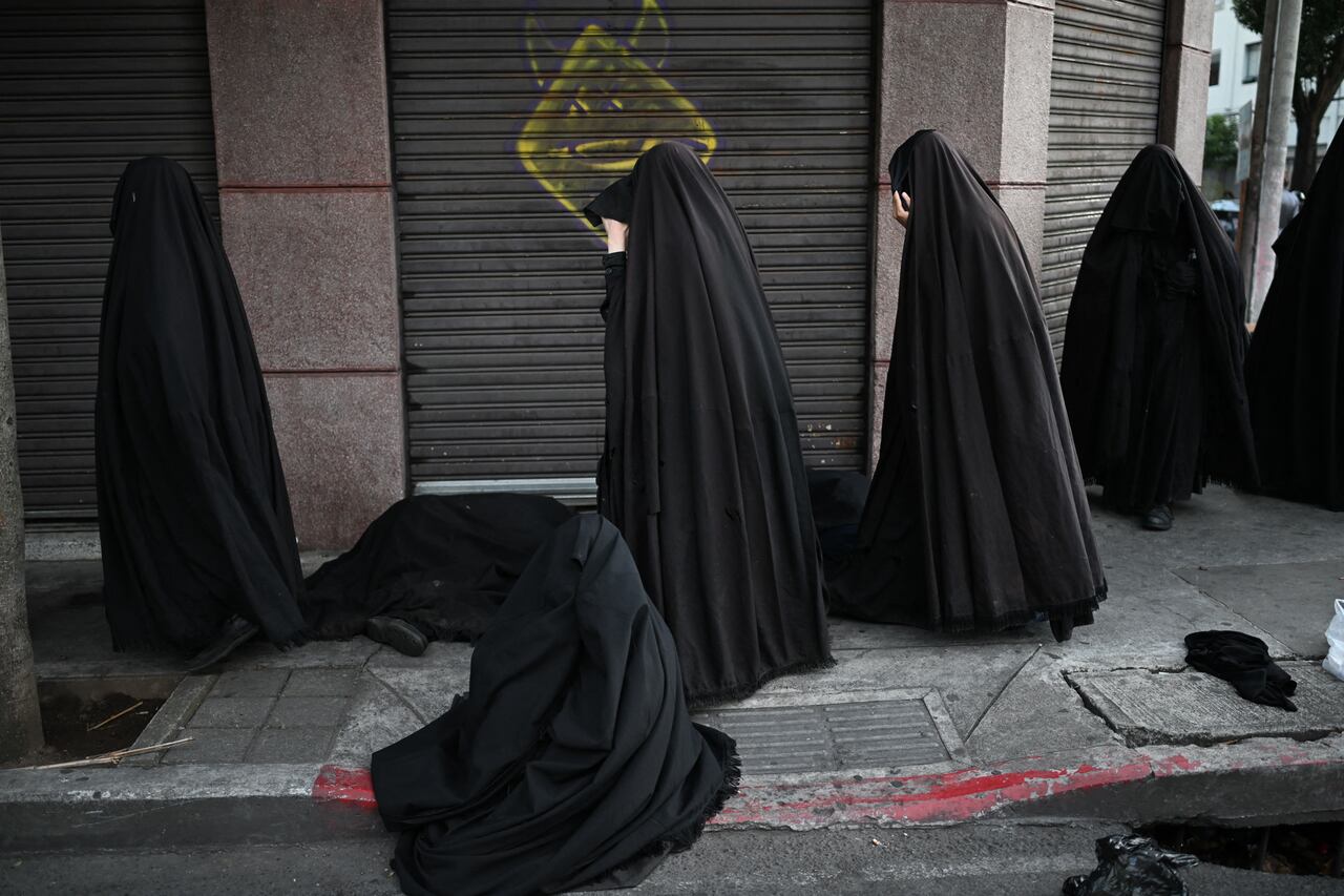 Miembros de la comunidad judía Lev Tahor asisten a una protesta frente a la escuela de educación especial Alida España de Arana, donde las autoridades se llevaron a sus hijos en la Ciudad de Guatemala el 15 de enero de 2025. Según el Ministerio del Interior y la Fiscalía General de la República, 160 niños fueron rescatados de una finca perteneciente a la secta Lev Tahor, un grupo judío ultraortodoxo investigado por presunto abuso sexual de menores. (Foto de Johan ORDONEZ / AFP)