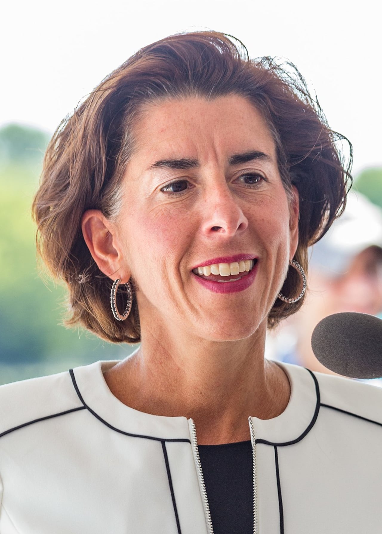 Gina Raimondo, secretaria de Comercio saliente de EEUU.