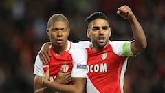 Radamel Falcao (der.) y Kylian Mbappé durante el partido de vuelta de cuartos de final de la UEFA Champions League entre el AS Mónaco y el BVB Borussia Dortmund el 19 de abril de 2017 en el estadio Louis II de Mónaco. (Foto de Valery HACHE / AFP)