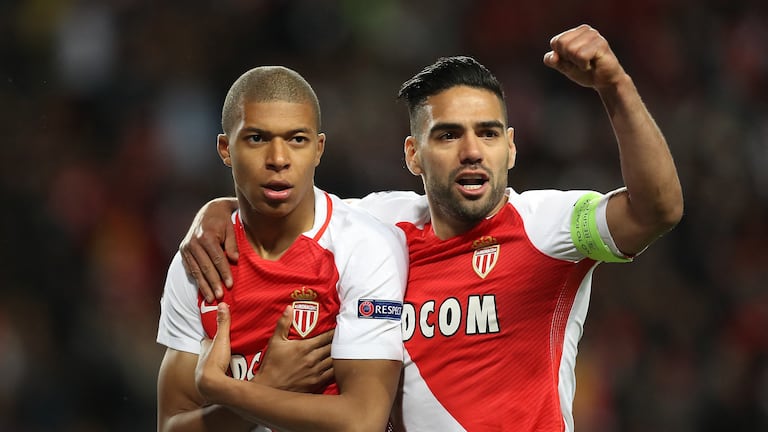 Radamel Falcao (der.) y Kylian Mbappé durante el partido de vuelta de cuartos de final de la UEFA Champions League entre el AS Mónaco y el BVB Borussia Dortmund el 19 de abril de 2017 en el estadio Louis II de Mónaco. (Foto de Valery HACHE / AFP)