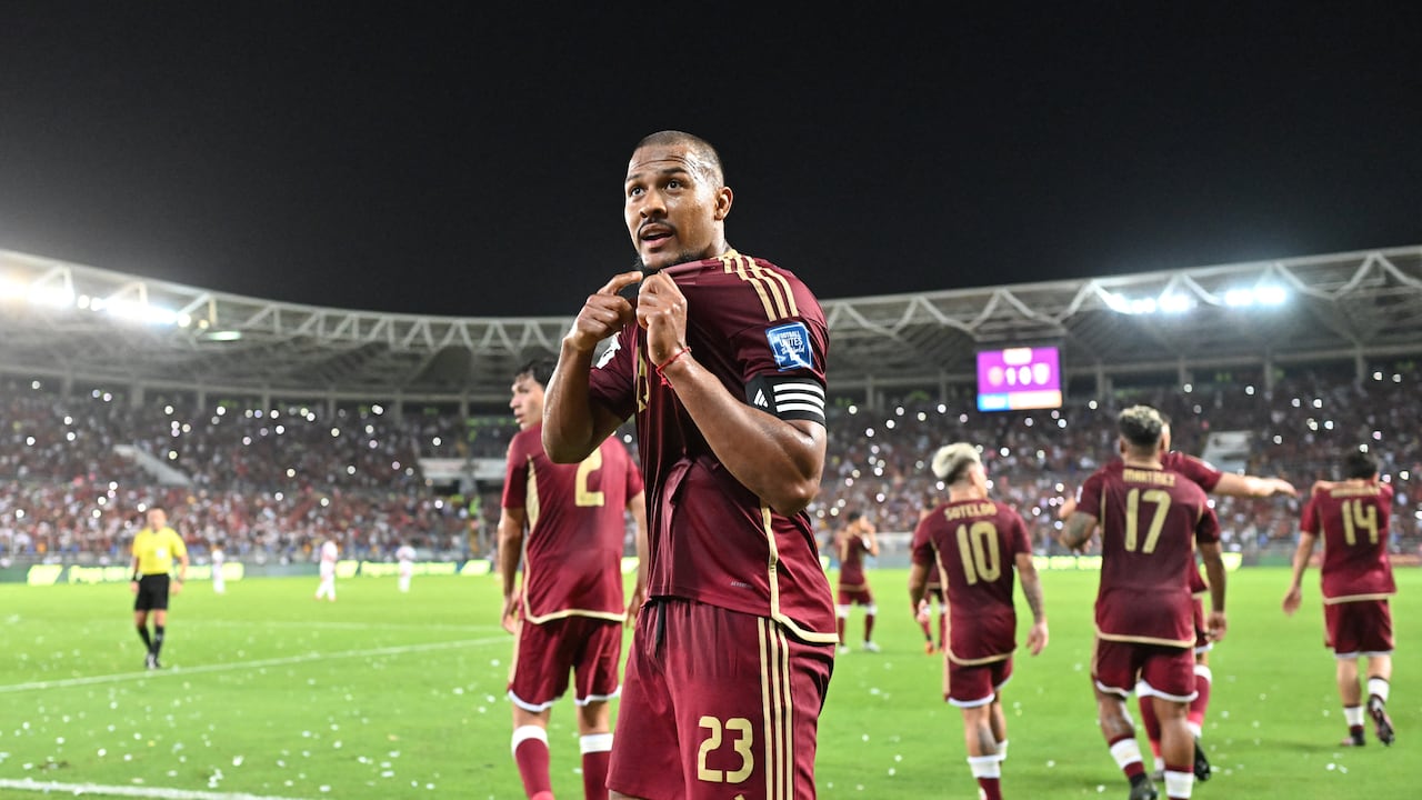 El delantero #23 de Venezuela, Salomón Rondón, celebra después de anotar durante el partido de fútbol de las eliminatorias sudamericanas de la Copa Mundial de la FIFA 2026.