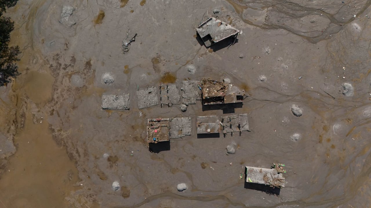 Una crecida súbita del río Bhote Koshi arrasó comunidades en Nepal, destruyendo viviendas, puentes y carreteras. La tragedia deja decenas de muertos y cientos de desaparecidos, mientras continúan las labores de búsqueda y rescate en medio de las difíciles condiciones del terreno